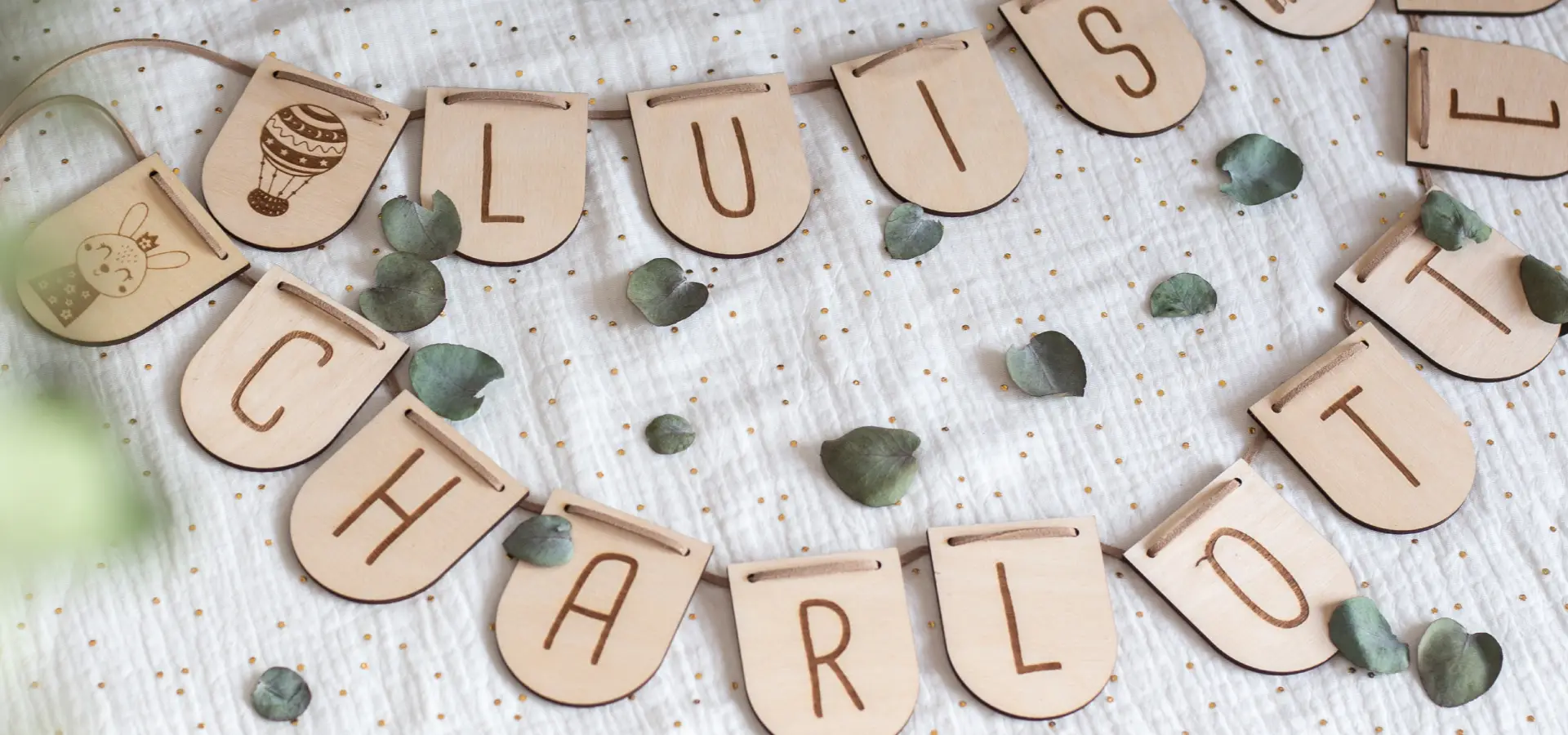 Produktbild personalisierte Holzgirlande mit Namen